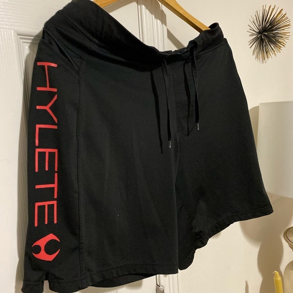 Hylete Shorts Black Athletic Stretch Compression Medium Above Knee Gym - Picture 2 of 9